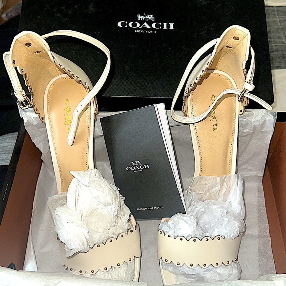 NWT Coach anyone? U can never wrong w/ a COACH ๐ . B Original ๐ ๐ฐ ๐ฅ 4 U Sis - Picture 8 of 17